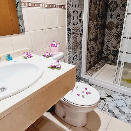בית נופש Precious 3 Bedroom, Oasis De Fanabe Wifi Free אדחה